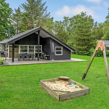 Three-bedroom In Dom wakacyjny *